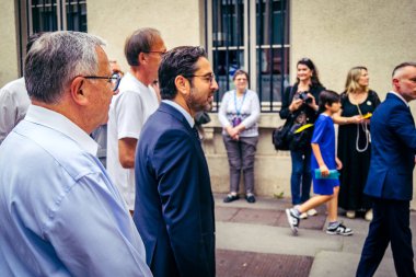 Reims, Fransa, 31 Mayıs 2025 Turistler, Jean d 'Arc önderliğindeki Charles VII' nin taç giyme törenine 17 Temmuz 1429 'da Reims Katedrali' nde katıldılar..