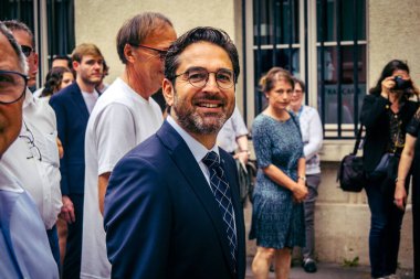 Reims, Fransa, 31 Mayıs 2025 Turistler, Jean d 'Arc önderliğindeki Charles VII' nin taç giyme törenine 17 Temmuz 1429 'da Reims Katedrali' nde katıldılar..