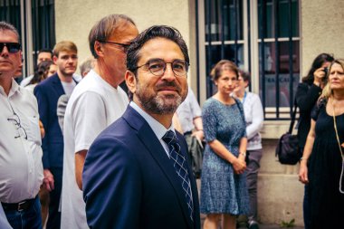 Reims, Fransa, 31 Mayıs 2025 Turistler, Jean d 'Arc önderliğindeki Charles VII' nin taç giyme törenine 17 Temmuz 1429 'da Reims Katedrali' nde katıldılar..