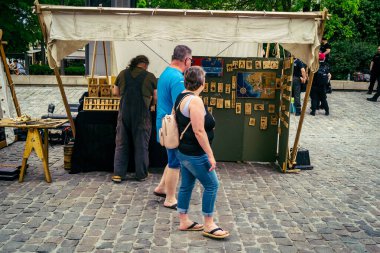 Reims, Fransa, 31 Mayıs 2025 Turistler, Jean d 'Arc önderliğindeki Charles VII' nin taç giyme törenine 17 Temmuz 1429 'da Reims Katedrali' nde katıldılar..