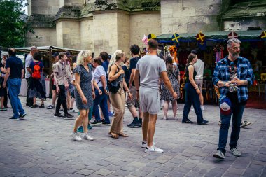Reims, Fransa, 31 Mayıs 2025 Turistler, Jean d 'Arc önderliğindeki Charles VII' nin taç giyme törenine 17 Temmuz 1429 'da Reims Katedrali' nde katıldılar..