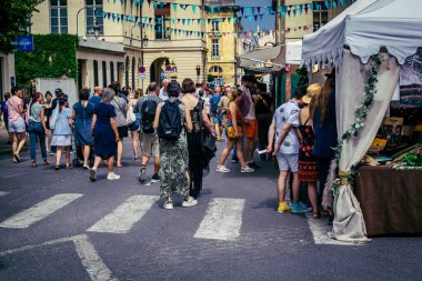 Reims, Fransa, 31 Mayıs 2025 Turistler, Jean d 'Arc önderliğindeki Charles VII' nin taç giyme törenine 17 Temmuz 1429 'da Reims Katedrali' nde katıldılar..