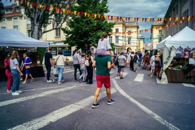 Reims, Fransa, 31 Mayıs 2025 Turistler, Jean d 'Arc önderliğindeki Charles VII' nin taç giyme törenine 17 Temmuz 1429 'da Reims Katedrali' nde katıldılar..