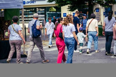 Reims, Fransa, 31 Mayıs 2025 Turistler, Jean d 'Arc önderliğindeki Charles VII' nin taç giyme törenine 17 Temmuz 1429 'da Reims Katedrali' nde katıldılar..