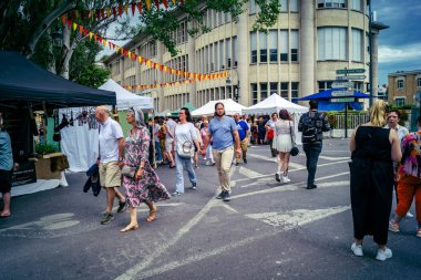 Reims, Fransa, 31 Mayıs 2025 Turistler, Jean d 'Arc önderliğindeki Charles VII' nin taç giyme törenine 17 Temmuz 1429 'da Reims Katedrali' nde katıldılar..