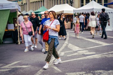 Reims, Fransa, 31 Mayıs 2025 Turistler, Jean d 'Arc önderliğindeki Charles VII' nin taç giyme törenine 17 Temmuz 1429 'da Reims Katedrali' nde katıldılar..