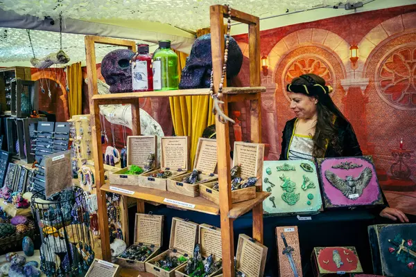 Reims, Fransa, 31 Mayıs 2025 Turistler, Jean d 'Arc önderliğindeki Charles VII' nin taç giyme törenine 17 Temmuz 1429 'da Reims Katedrali' nde katıldılar..