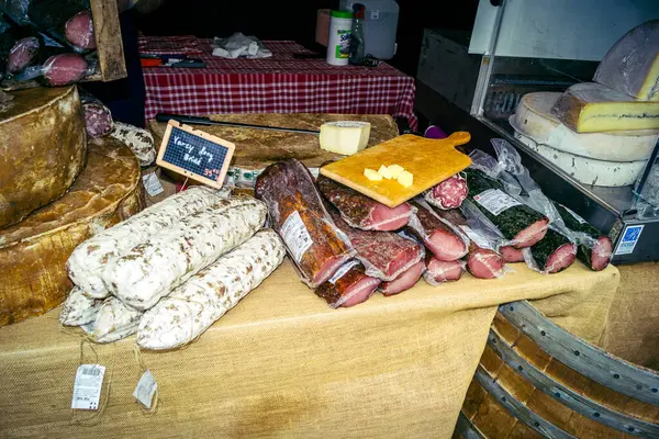 Reims, Fransa, 31 Mayıs 2025 Turistler, Jean d 'Arc önderliğindeki Charles VII' nin taç giyme törenine 17 Temmuz 1429 'da Reims Katedrali' nde katıldılar..