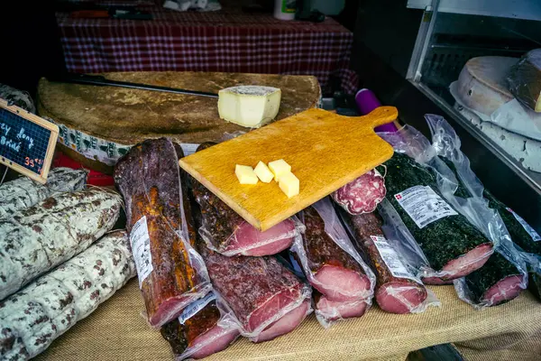 Reims, Fransa, 31 Mayıs 2025 Turistler, Jean d 'Arc önderliğindeki Charles VII' nin taç giyme törenine 17 Temmuz 1429 'da Reims Katedrali' nde katıldılar..