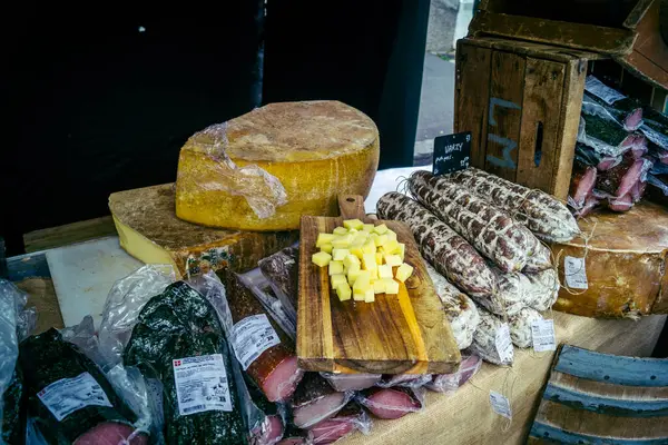 Reims, Fransa, 31 Mayıs 2025 Turistler, Jean d 'Arc önderliğindeki Charles VII' nin taç giyme törenine 17 Temmuz 1429 'da Reims Katedrali' nde katıldılar..