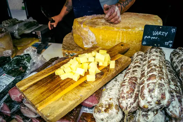 Reims, Fransa, 31 Mayıs 2025 Turistler, Jean d 'Arc önderliğindeki Charles VII' nin taç giyme törenine 17 Temmuz 1429 'da Reims Katedrali' nde katıldılar..