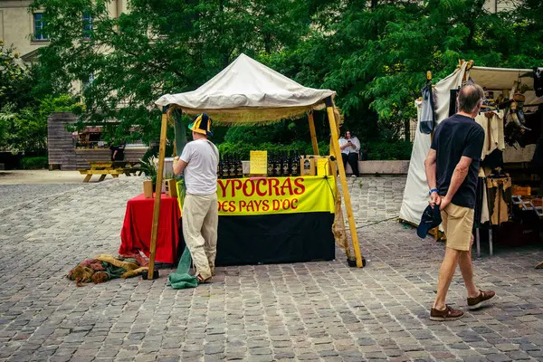 Reims, Fransa, 31 Mayıs 2025 Turistler, Jean d 'Arc önderliğindeki Charles VII' nin taç giyme törenine 17 Temmuz 1429 'da Reims Katedrali' nde katıldılar..