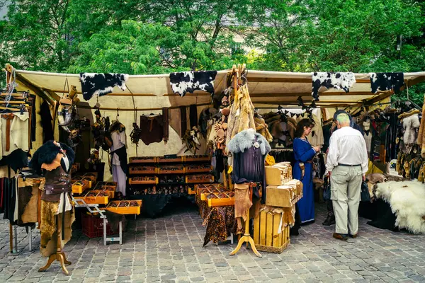 Reims, Fransa, 31 Mayıs 2025 Turistler, Jean d 'Arc önderliğindeki Charles VII' nin taç giyme törenine 17 Temmuz 1429 'da Reims Katedrali' nde katıldılar..