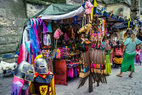 Reims, Fransa, 31 Mayıs 2025 Turistler, Jean d 'Arc önderliğindeki Charles VII' nin taç giyme törenine 17 Temmuz 1429 'da Reims Katedrali' nde katıldılar..