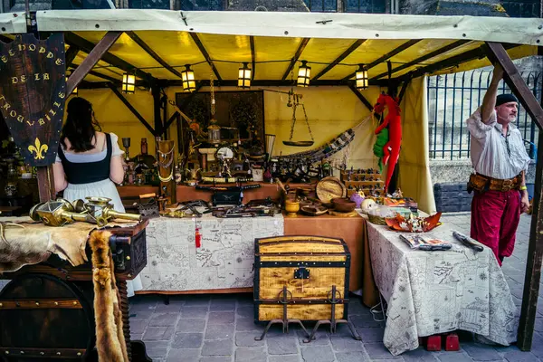 Reims, Fransa, 31 Mayıs 2025 Turistler, Jean d 'Arc önderliğindeki Charles VII' nin taç giyme törenine 17 Temmuz 1429 'da Reims Katedrali' nde katıldılar..