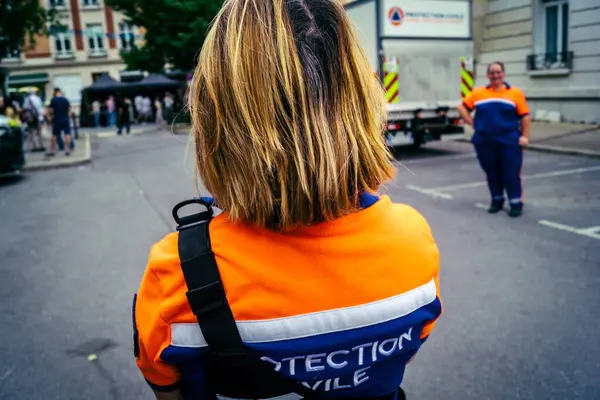 Reims, Fransa, 31 Mayıs 2025 Turistler, Jean d 'Arc önderliğindeki Charles VII' nin taç giyme törenine 17 Temmuz 1429 'da Reims Katedrali' nde katıldılar..