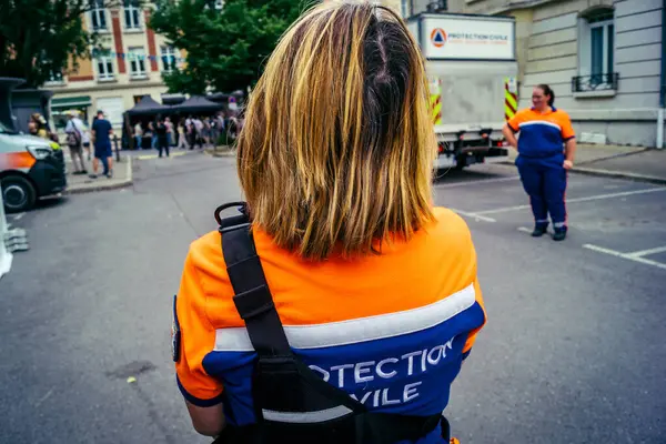 Reims, Fransa, 31 Mayıs 2025 Turistler, Jean d 'Arc önderliğindeki Charles VII' nin taç giyme törenine 17 Temmuz 1429 'da Reims Katedrali' nde katıldılar..