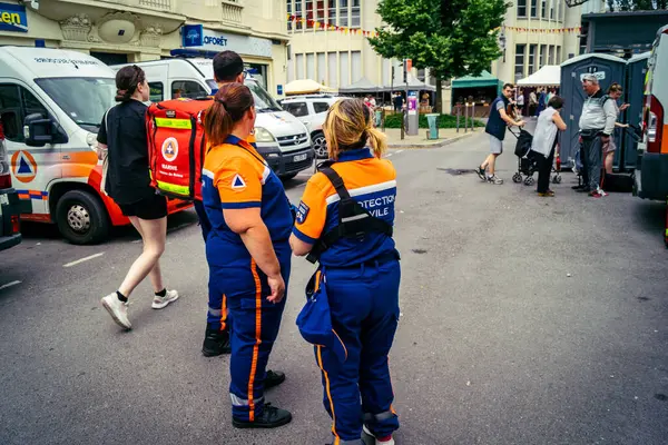 Reims, Fransa, 31 Mayıs 2025 Turistler, Jean d 'Arc önderliğindeki Charles VII' nin taç giyme törenine 17 Temmuz 1429 'da Reims Katedrali' nde katıldılar..