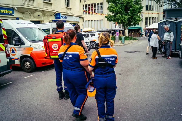 Reims, Fransa, 31 Mayıs 2025 Turistler, Jean d 'Arc önderliğindeki Charles VII' nin taç giyme törenine 17 Temmuz 1429 'da Reims Katedrali' nde katıldılar..