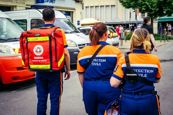 Reims, Fransa, 31 Mayıs 2025 Turistler, Jean d 'Arc önderliğindeki Charles VII' nin taç giyme törenine 17 Temmuz 1429 'da Reims Katedrali' nde katıldılar..