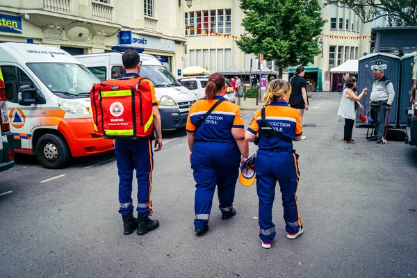Reims, Fransa, 31 Mayıs 2025 Turistler, Jean d 'Arc önderliğindeki Charles VII' nin taç giyme törenine 17 Temmuz 1429 'da Reims Katedrali' nde katıldılar..