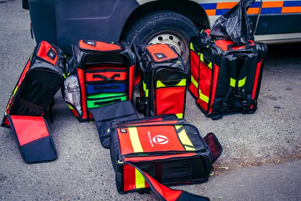 Reims, Fransa, 31 Mayıs 2025 Turistler, Jean d 'Arc önderliğindeki Charles VII' nin taç giyme törenine 17 Temmuz 1429 'da Reims Katedrali' nde katıldılar..