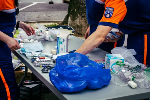 Reims, Fransa, 31 Mayıs 2025 Turistler, Jean d 'Arc önderliğindeki Charles VII' nin taç giyme törenine 17 Temmuz 1429 'da Reims Katedrali' nde katıldılar..