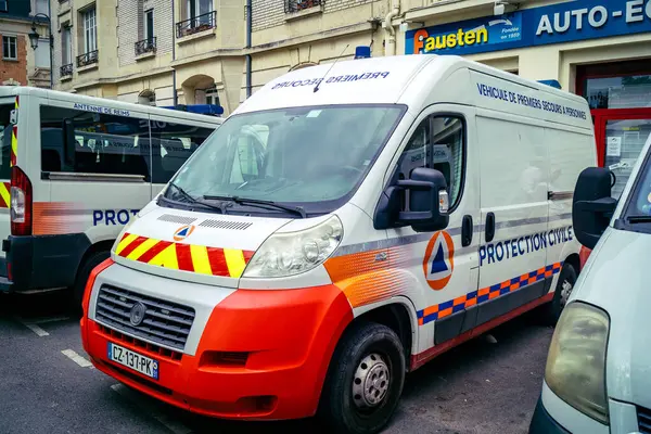 Reims, Fransa, 31 Mayıs 2025 Turistler, Jean d 'Arc önderliğindeki Charles VII' nin taç giyme törenine 17 Temmuz 1429 'da Reims Katedrali' nde katıldılar..