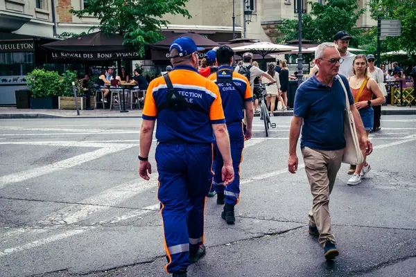 Reims, Fransa, 31 Mayıs 2025 Turistler, Jean d 'Arc önderliğindeki Charles VII' nin taç giyme törenine 17 Temmuz 1429 'da Reims Katedrali' nde katıldılar..