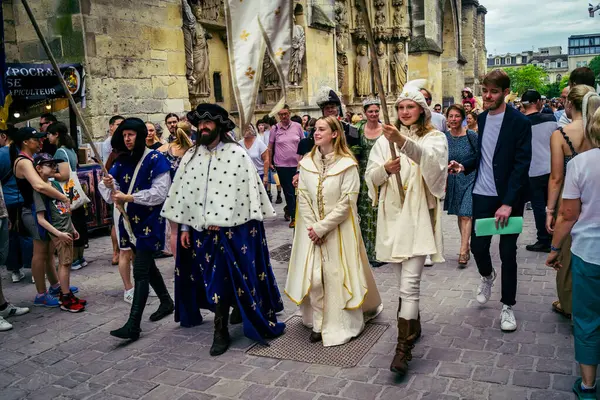 Reims, Fransa, 31 Mayıs 2025 Turistler, Jean d 'Arc önderliğindeki Charles VII' nin taç giyme törenine 17 Temmuz 1429 'da Reims Katedrali' nde katıldılar..