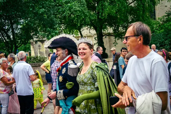 Reims, Fransa, 31 Mayıs 2025 Turistler, Jean d 'Arc önderliğindeki Charles VII' nin taç giyme törenine 17 Temmuz 1429 'da Reims Katedrali' nde katıldılar..