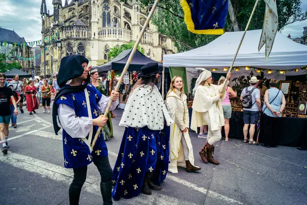Reims, Fransa, 31 Mayıs 2025 Turistler, Jean d 'Arc önderliğindeki Charles VII' nin taç giyme törenine 17 Temmuz 1429 'da Reims Katedrali' nde katıldılar..