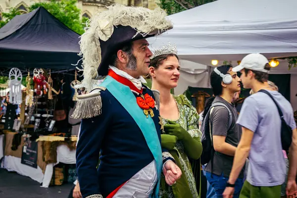 Reims, Fransa, 31 Mayıs 2025 Turistler, Jean d 'Arc önderliğindeki Charles VII' nin taç giyme törenine 17 Temmuz 1429 'da Reims Katedrali' nde katıldılar..