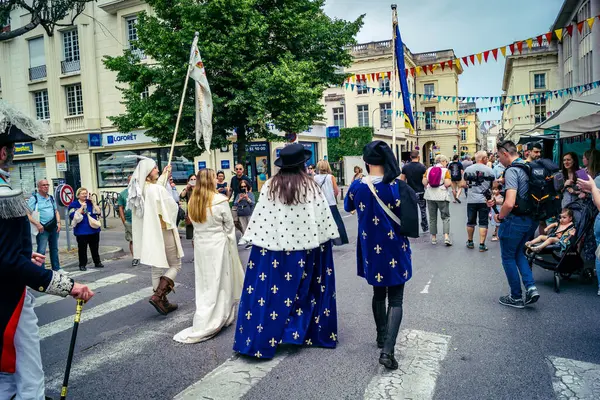 Reims, Fransa, 31 Mayıs 2025 Turistler, Jean d 'Arc önderliğindeki Charles VII' nin taç giyme törenine 17 Temmuz 1429 'da Reims Katedrali' nde katıldılar..