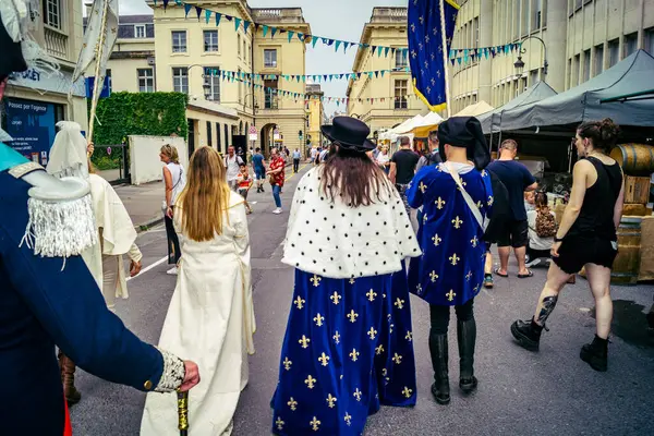 Reims, Fransa, 31 Mayıs 2025 Turistler, Jean d 'Arc önderliğindeki Charles VII' nin taç giyme törenine 17 Temmuz 1429 'da Reims Katedrali' nde katıldılar..