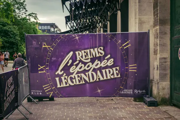 Reims, Fransa, 31 Mayıs 2025 Turistler, Jean d 'Arc önderliğindeki Charles VII' nin taç giyme törenine 17 Temmuz 1429 'da Reims Katedrali' nde katıldılar..