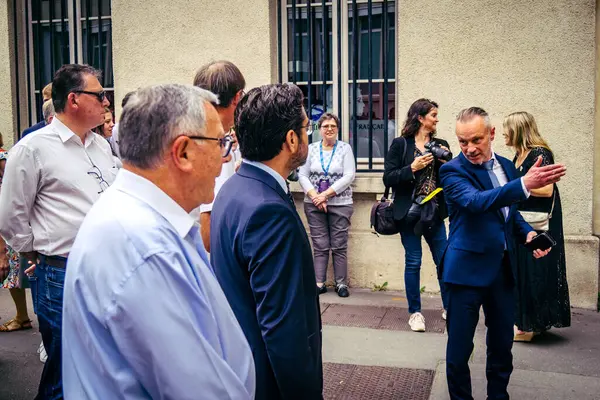 Reims, Fransa, 31 Mayıs 2025 Turistler, Jean d 'Arc önderliğindeki Charles VII' nin taç giyme törenine 17 Temmuz 1429 'da Reims Katedrali' nde katıldılar..