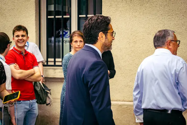 Reims, Fransa, 31 Mayıs 2025 Turistler, Jean d 'Arc önderliğindeki Charles VII' nin taç giyme törenine 17 Temmuz 1429 'da Reims Katedrali' nde katıldılar..