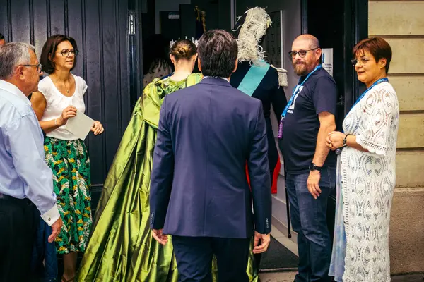 Reims, Fransa, 31 Mayıs 2025 Turistler, Jean d 'Arc önderliğindeki Charles VII' nin taç giyme törenine 17 Temmuz 1429 'da Reims Katedrali' nde katıldılar..