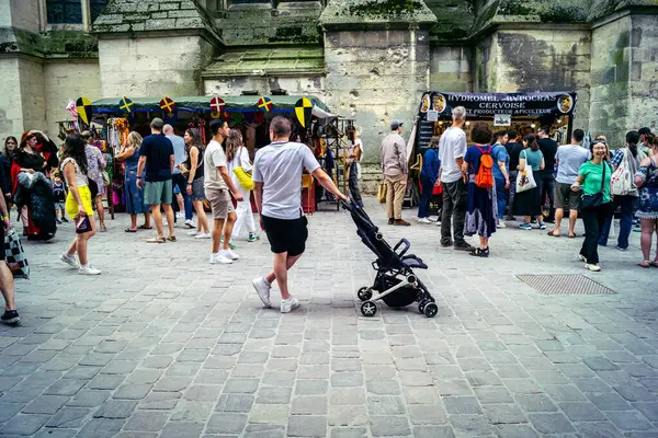 Reims, Fransa, 31 Mayıs 2025 Turistler, Jean d 'Arc önderliğindeki Charles VII' nin taç giyme törenine 17 Temmuz 1429 'da Reims Katedrali' nde katıldılar..