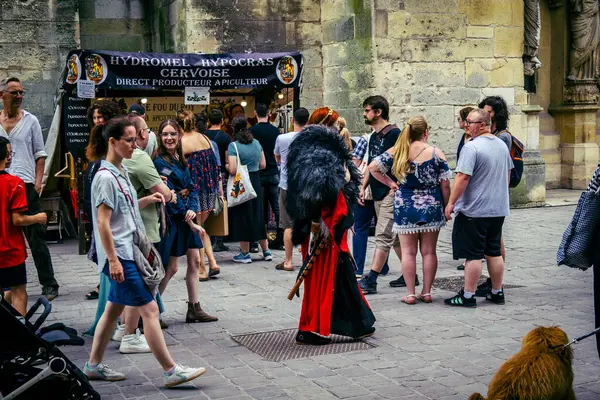 Reims, Fransa, 31 Mayıs 2025 Turistler, Jean d 'Arc önderliğindeki Charles VII' nin taç giyme törenine 17 Temmuz 1429 'da Reims Katedrali' nde katıldılar..