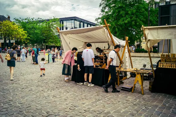 Reims, Fransa, 31 Mayıs 2025 Turistler, Jean d 'Arc önderliğindeki Charles VII' nin taç giyme törenine 17 Temmuz 1429 'da Reims Katedrali' nde katıldılar..