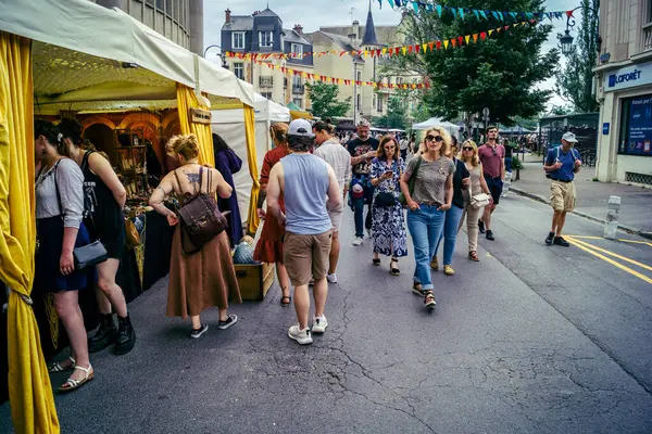 Reims, Fransa, 31 Mayıs 2025 Turistler, Jean d 'Arc önderliğindeki Charles VII' nin taç giyme törenine 17 Temmuz 1429 'da Reims Katedrali' nde katıldılar..