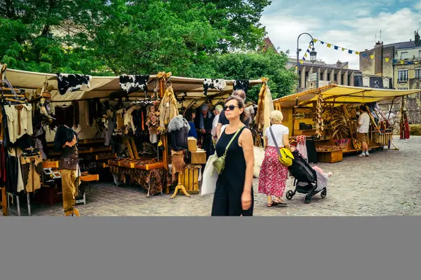 Reims, Fransa, 31 Mayıs 2025 Turistler, Jean d 'Arc önderliğindeki Charles VII' nin taç giyme törenine 17 Temmuz 1429 'da Reims Katedrali' nde katıldılar..