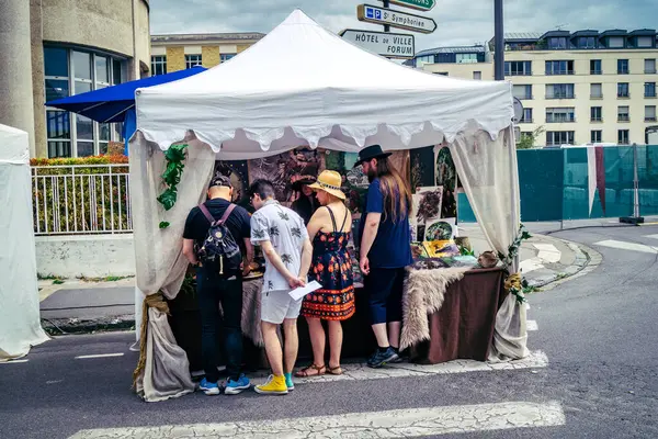 Reims, Fransa, 31 Mayıs 2025 Turistler, Jean d 'Arc önderliğindeki Charles VII' nin taç giyme törenine 17 Temmuz 1429 'da Reims Katedrali' nde katıldılar..