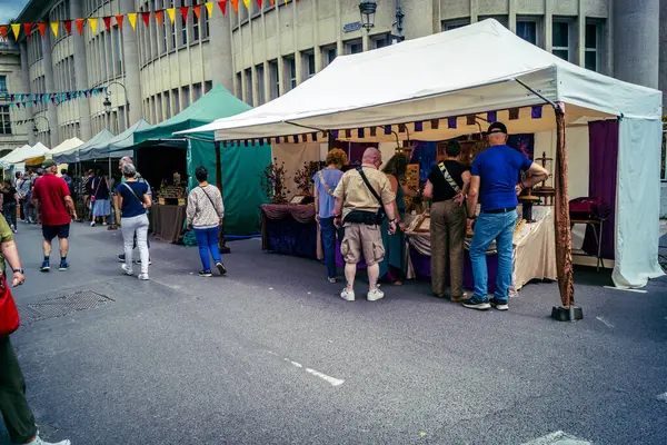 Reims, Fransa, 31 Mayıs 2025 Turistler, Jean d 'Arc önderliğindeki Charles VII' nin taç giyme törenine 17 Temmuz 1429 'da Reims Katedrali' nde katıldılar..