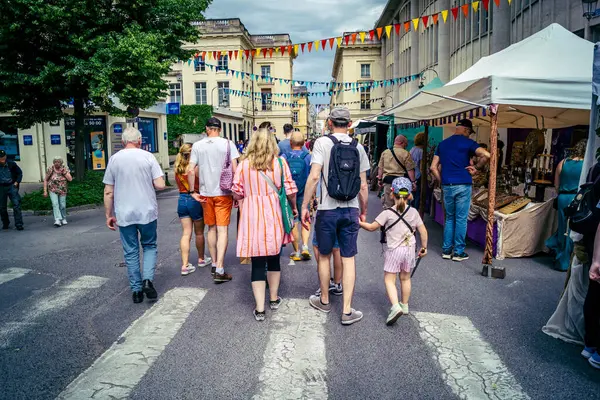 Reims, Fransa, 31 Mayıs 2025 Turistler, Jean d 'Arc önderliğindeki Charles VII' nin taç giyme törenine 17 Temmuz 1429 'da Reims Katedrali' nde katıldılar..