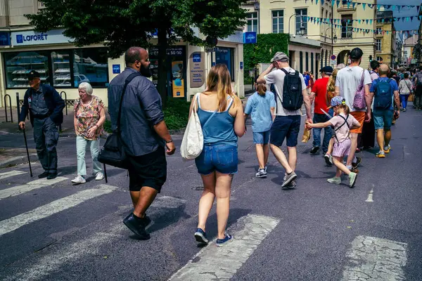 Reims, Fransa, 31 Mayıs 2025 Turistler, Jean d 'Arc önderliğindeki Charles VII' nin taç giyme törenine 17 Temmuz 1429 'da Reims Katedrali' nde katıldılar..