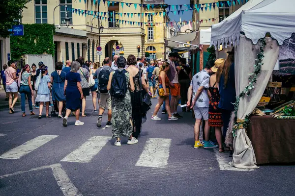 Reims, Fransa, 31 Mayıs 2025 Turistler, Jean d 'Arc önderliğindeki Charles VII' nin taç giyme törenine 17 Temmuz 1429 'da Reims Katedrali' nde katıldılar..