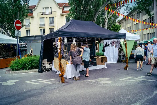 Reims, Fransa, 31 Mayıs 2025 Turistler, Jean d 'Arc önderliğindeki Charles VII' nin taç giyme törenine 17 Temmuz 1429 'da Reims Katedrali' nde katıldılar..
